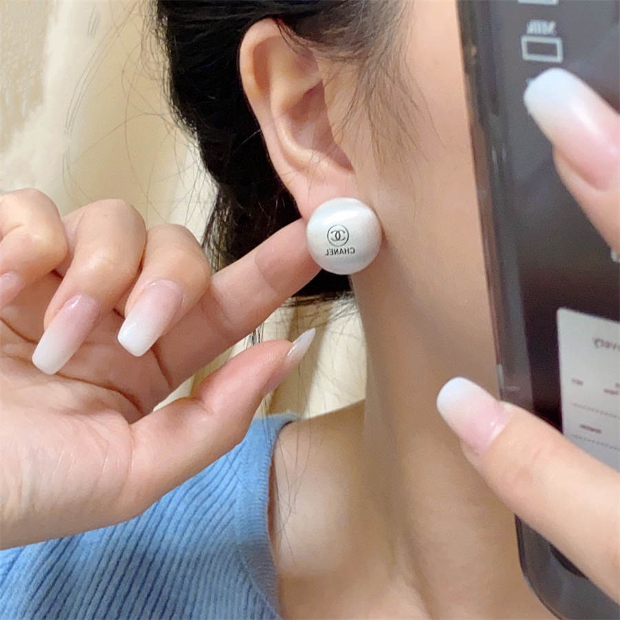 シャネルのブラッシュドシルバーイヤリング