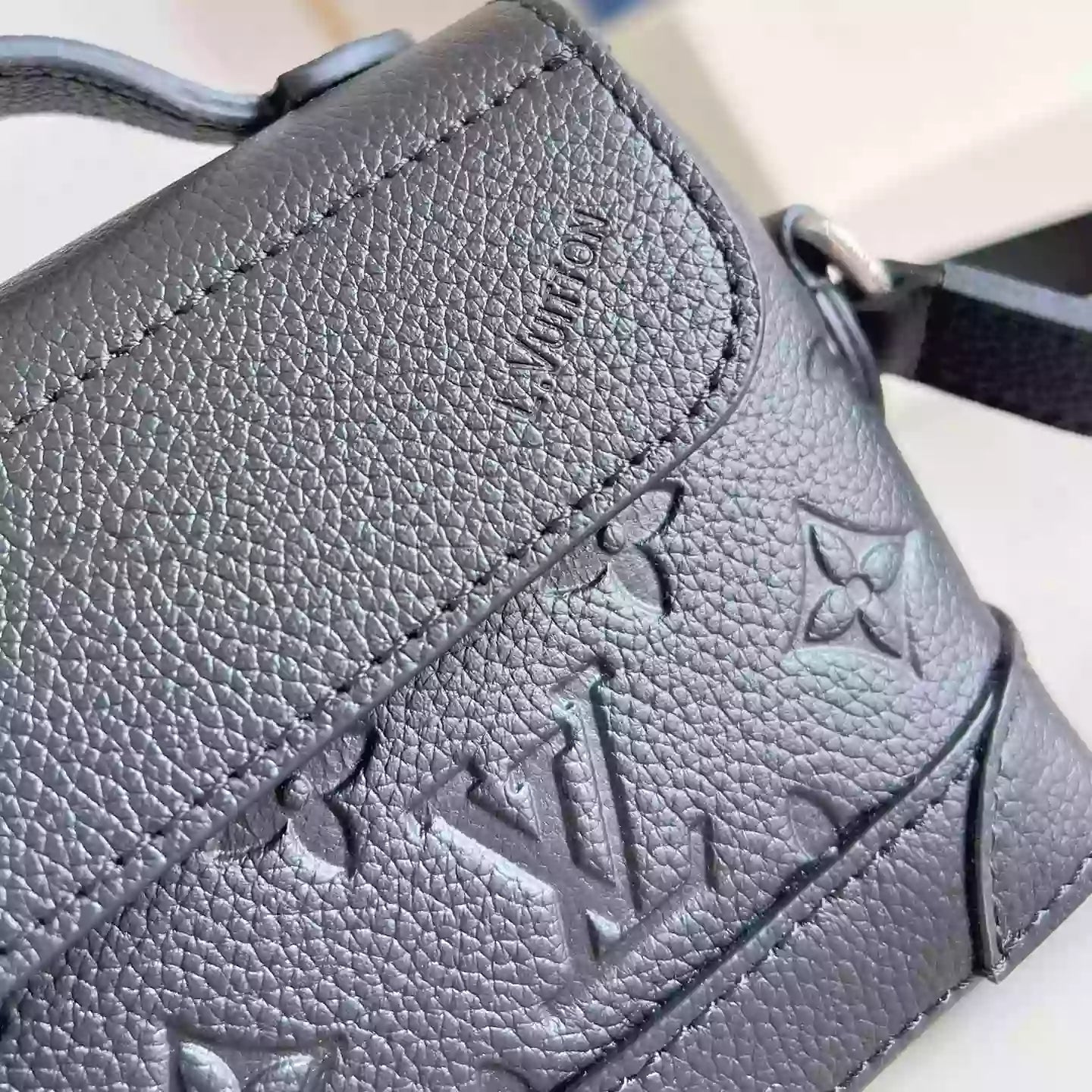 スティーマー イースト ウエスト ウェアラブルウォレット ブラック モノグラム トリヨン M13888 – LW277