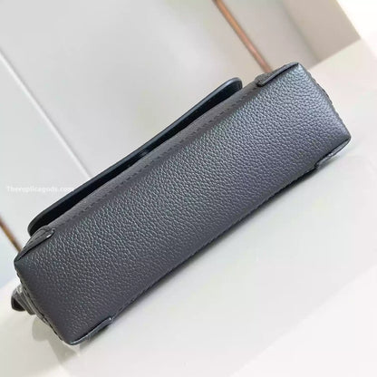 スティーマー イースト ウエスト ウェアラブルウォレット ブラック モノグラム トリヨン – LW318