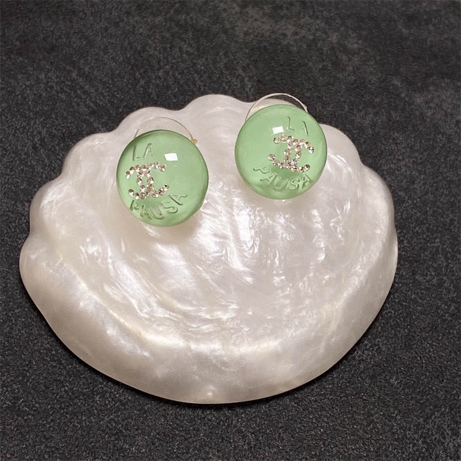 シャネルのライトグリーンクリスタルスタッドイヤリング（ダイヤモンド付き）
