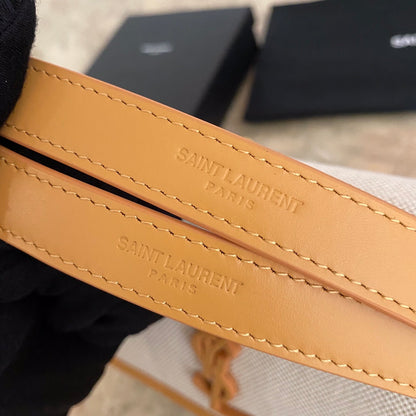 スムースレザーのKAIAビッグサッチェル