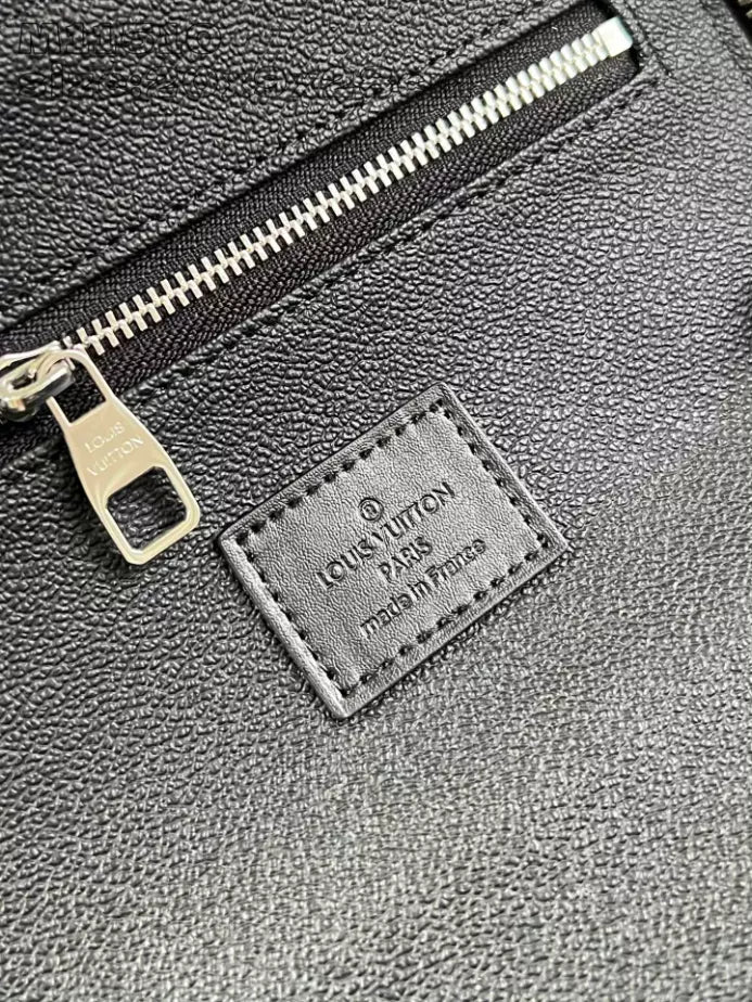 ルイ・ヴィトン トイレタリーバッグ ブラック モノグラム・エクリプス キャンバス – LW151