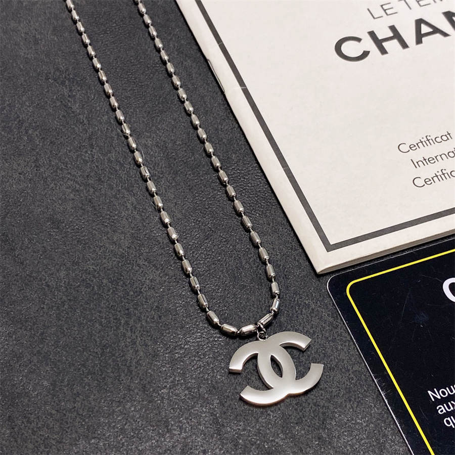 シャネルのシルバーペンダントネックレス