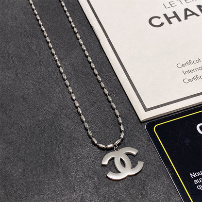 シャネルのシルバーペンダントネックレス