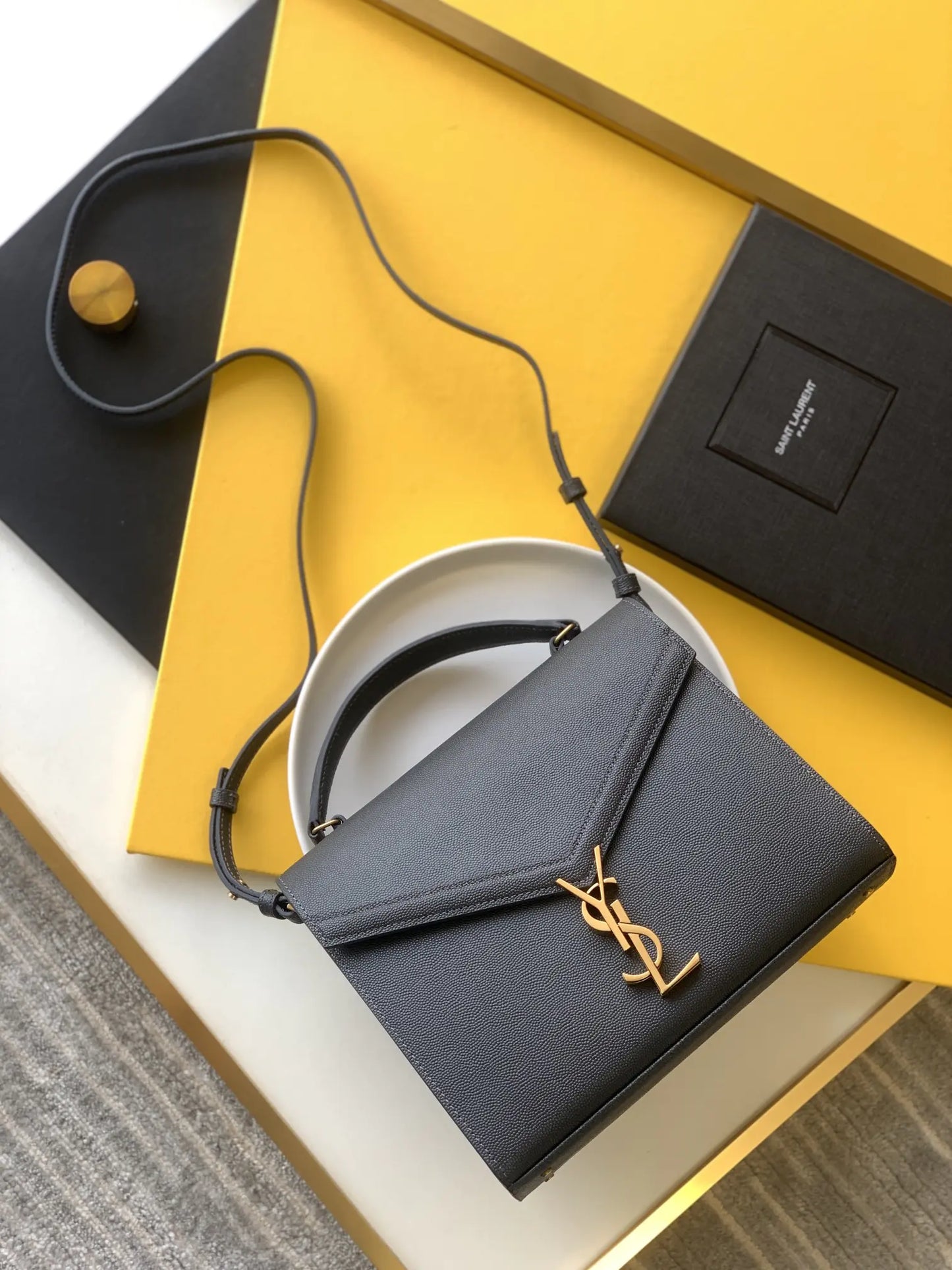 カサンドラ ミディアム トップハンドルバッグ グレイン・ド・プードル エンボスレザー