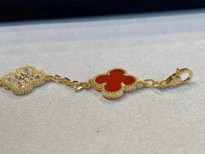 四つ葉のクローバーとカーネリアンのブレスレット