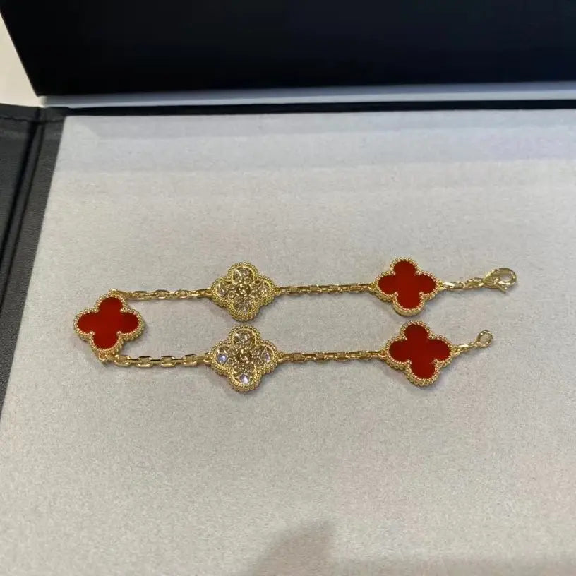 四つ葉のクローバーとカーネリアンのブレスレット