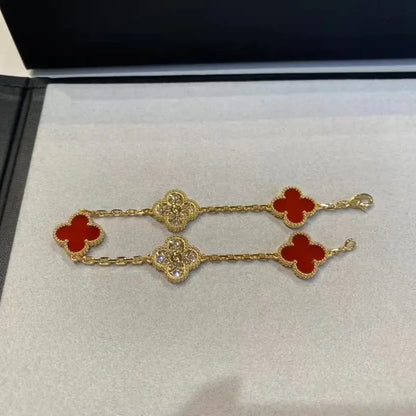 四つ葉のクローバーとカーネリアンのブレスレット