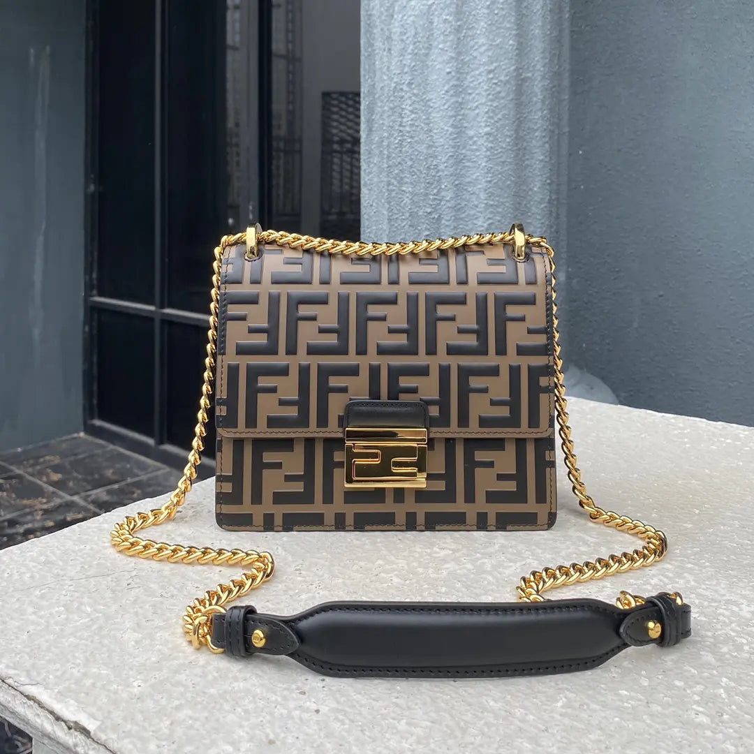 ショルダーバッグの時はスリット