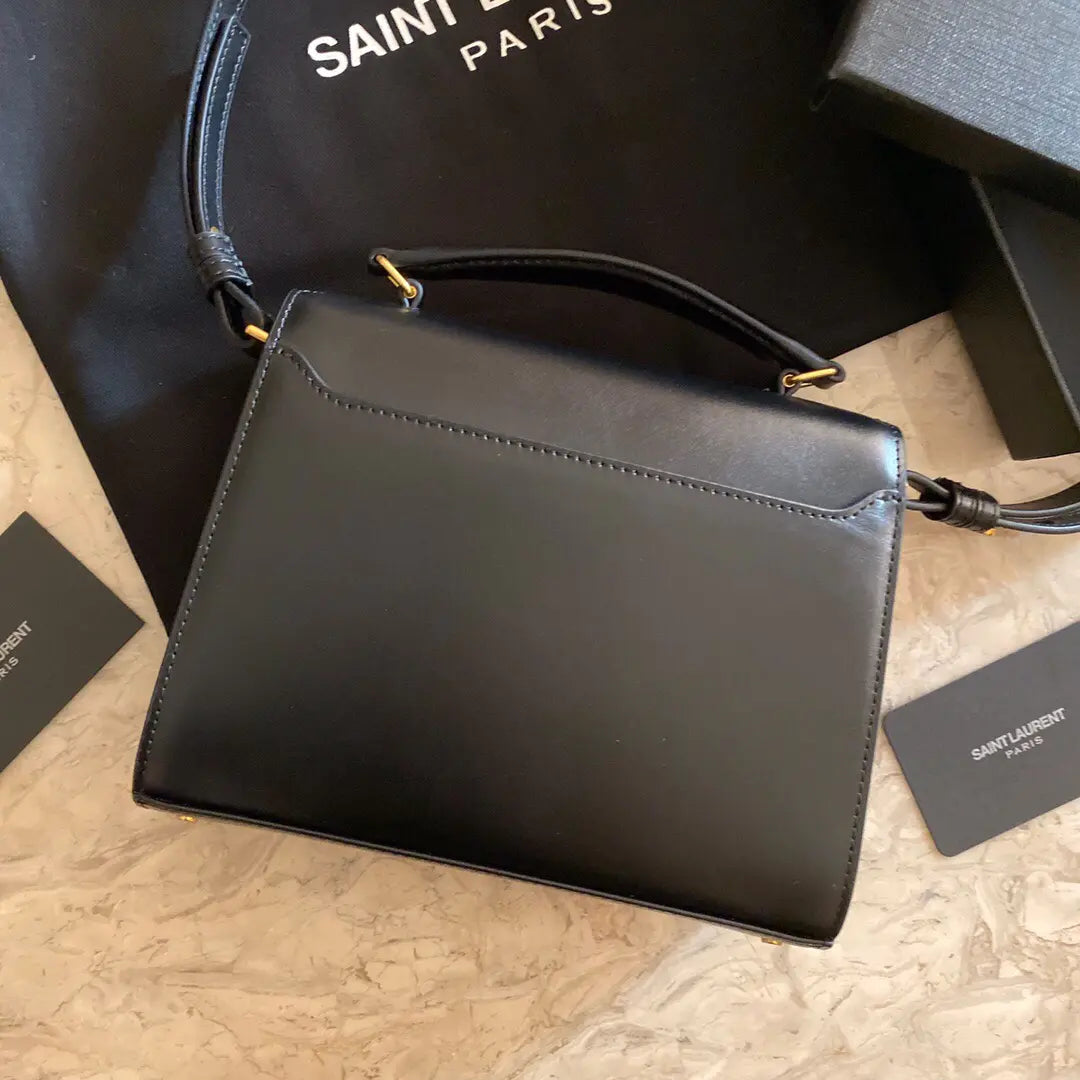 カサンドラ モノグラム クラスプバッグ マットパイソン