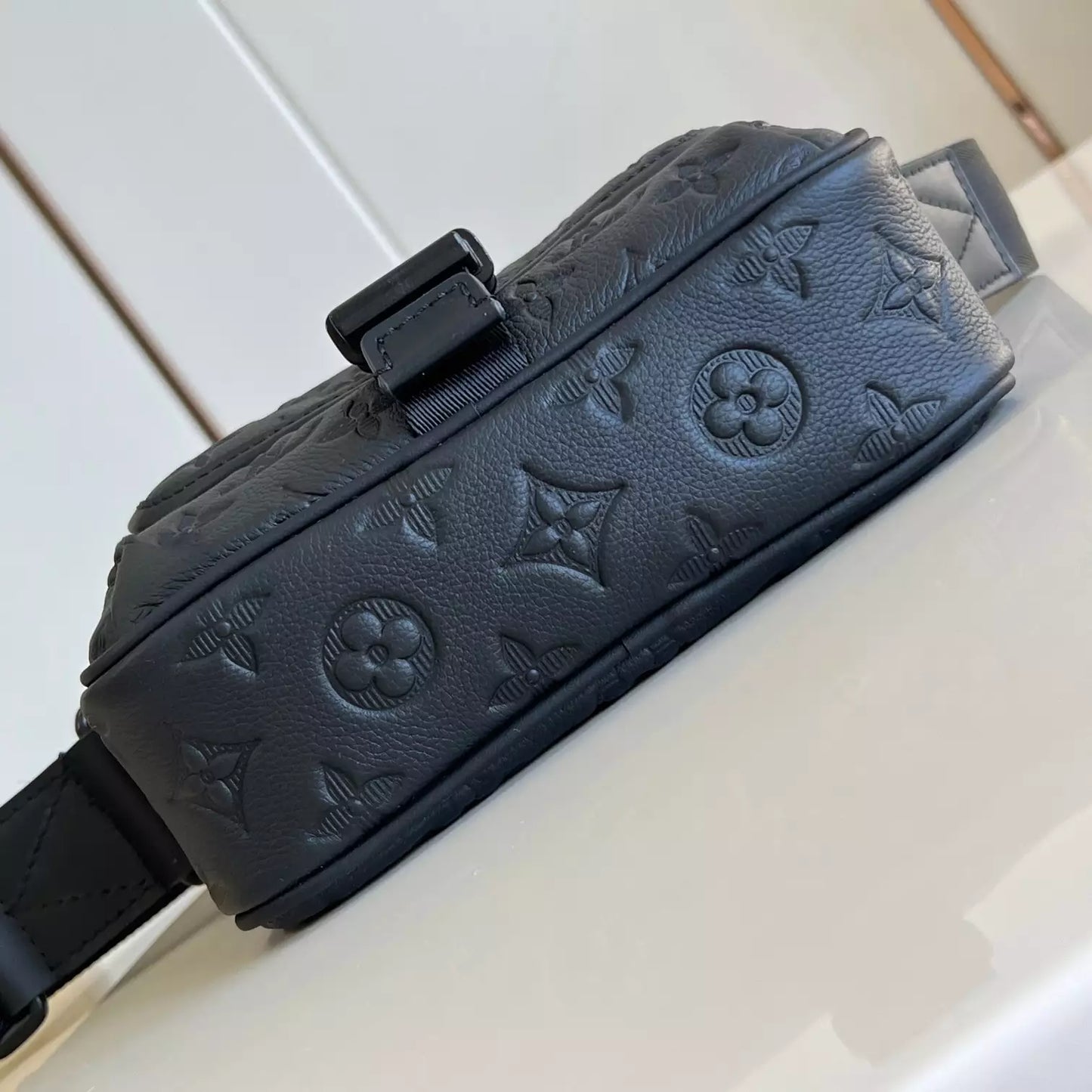 ゲッタウェイ メッセンジャーバッグ ブラック モノグラム シャドウ M12516 – LW428