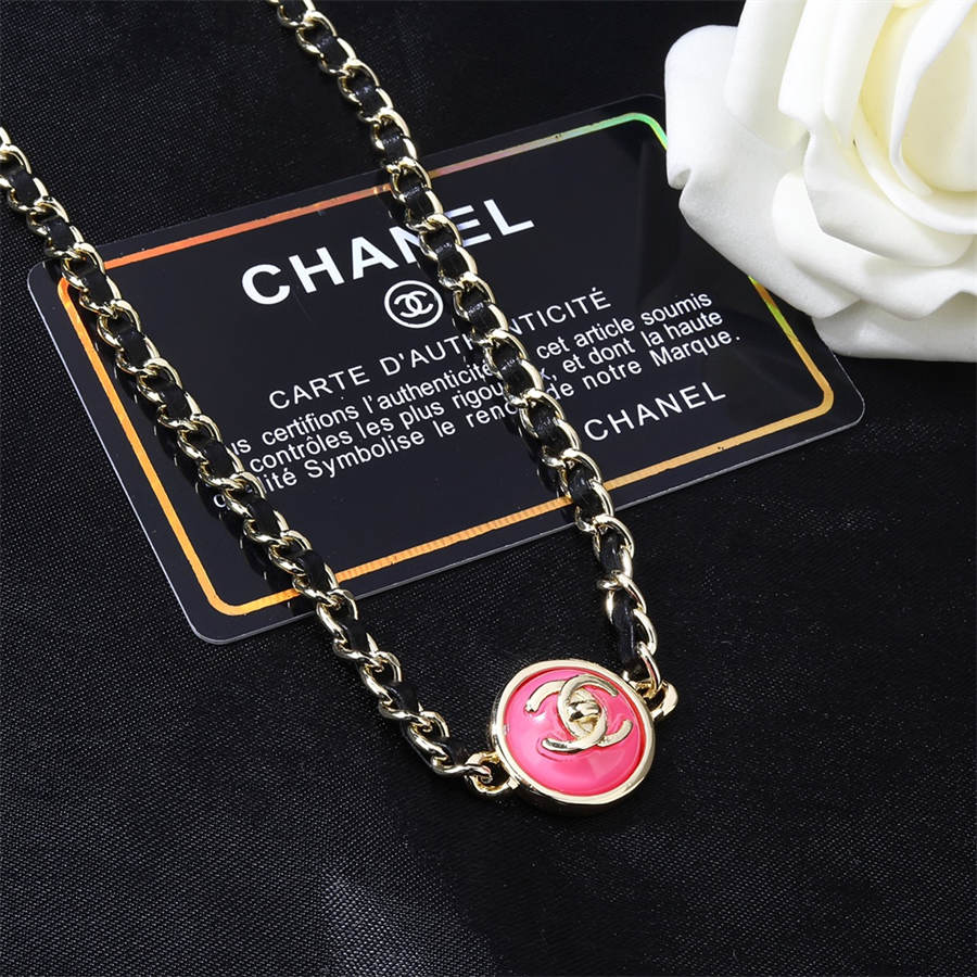 シャネルのピンクのラブレザー編み込み鎖骨ネックレス