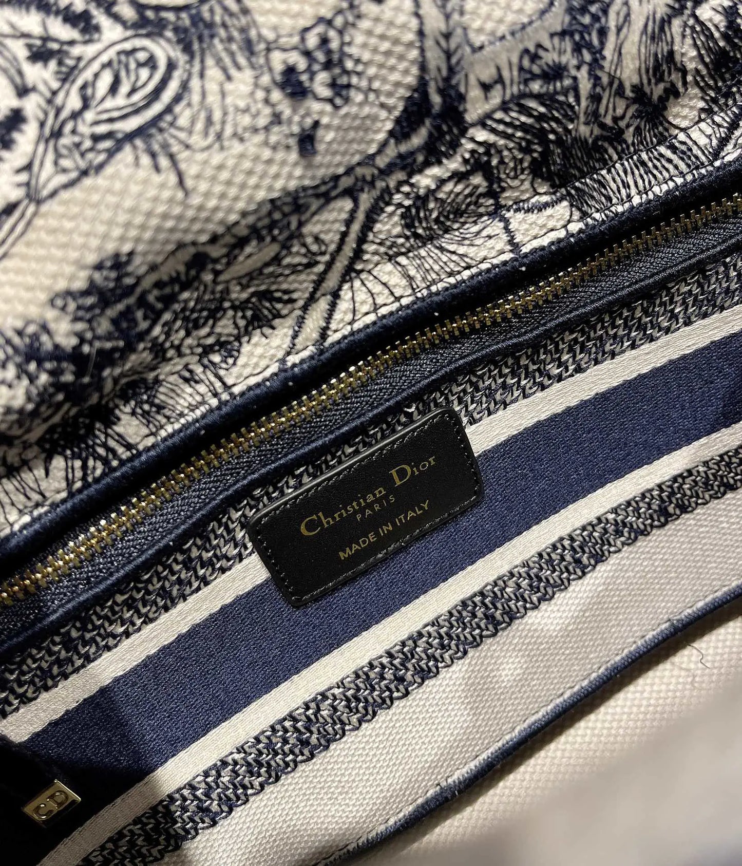 クリスチャン ディオール ミディアム レディ D ライト バッグ