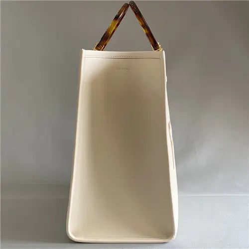 フェンディのレザーショッピングバッグ