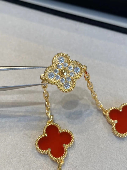 四つ葉のクローバーとカーネリアンのブレスレット