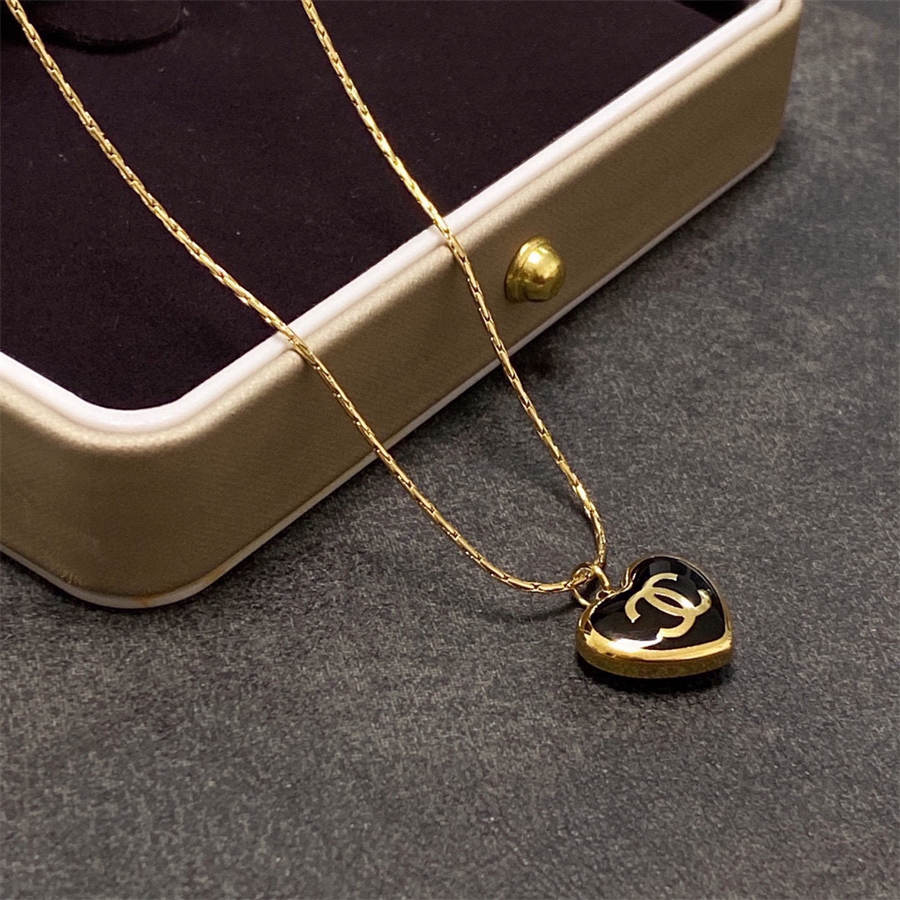 シャネルのピーチハートネックレス