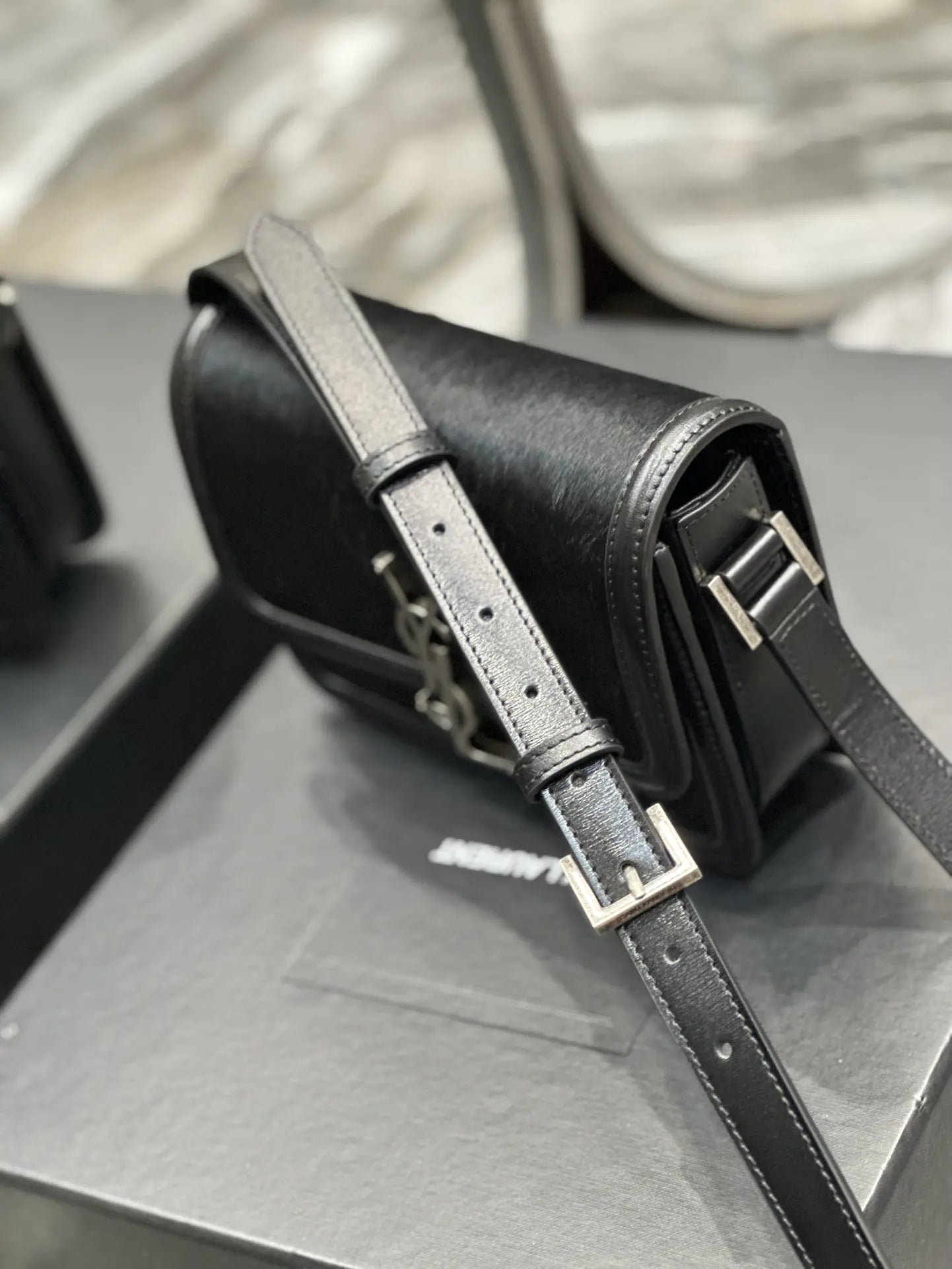 ソルフェリーノ ラッカー仕上げパテントレザー製スモールサッチェル