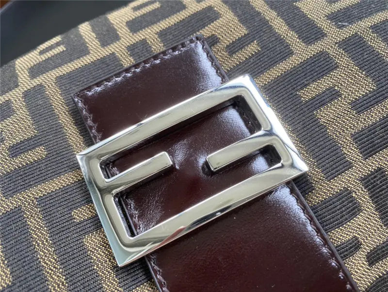 フェンディ 脇の下バッグ