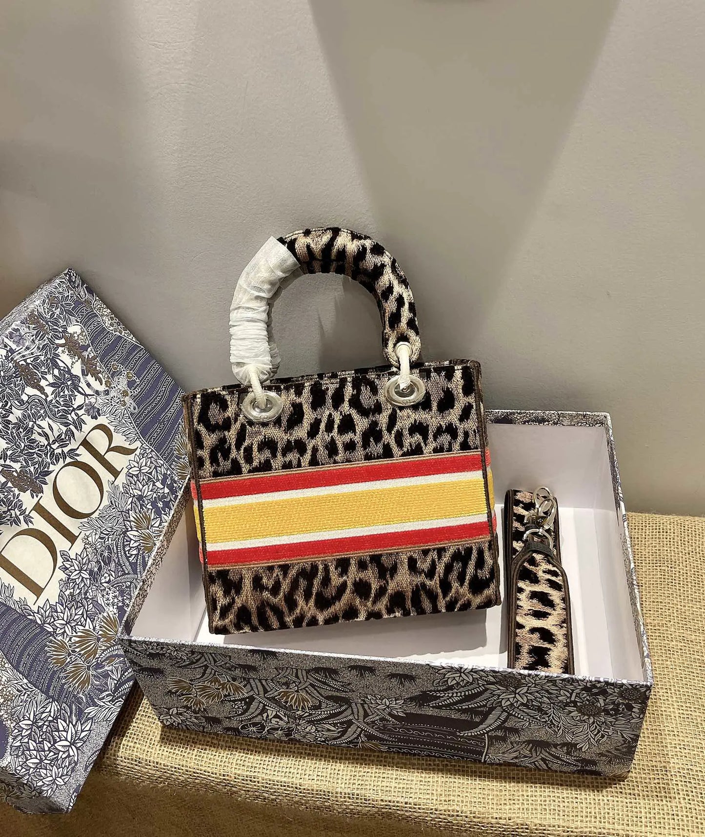 クリスチャン ディオール ミディアム レディ D ライト バッグ