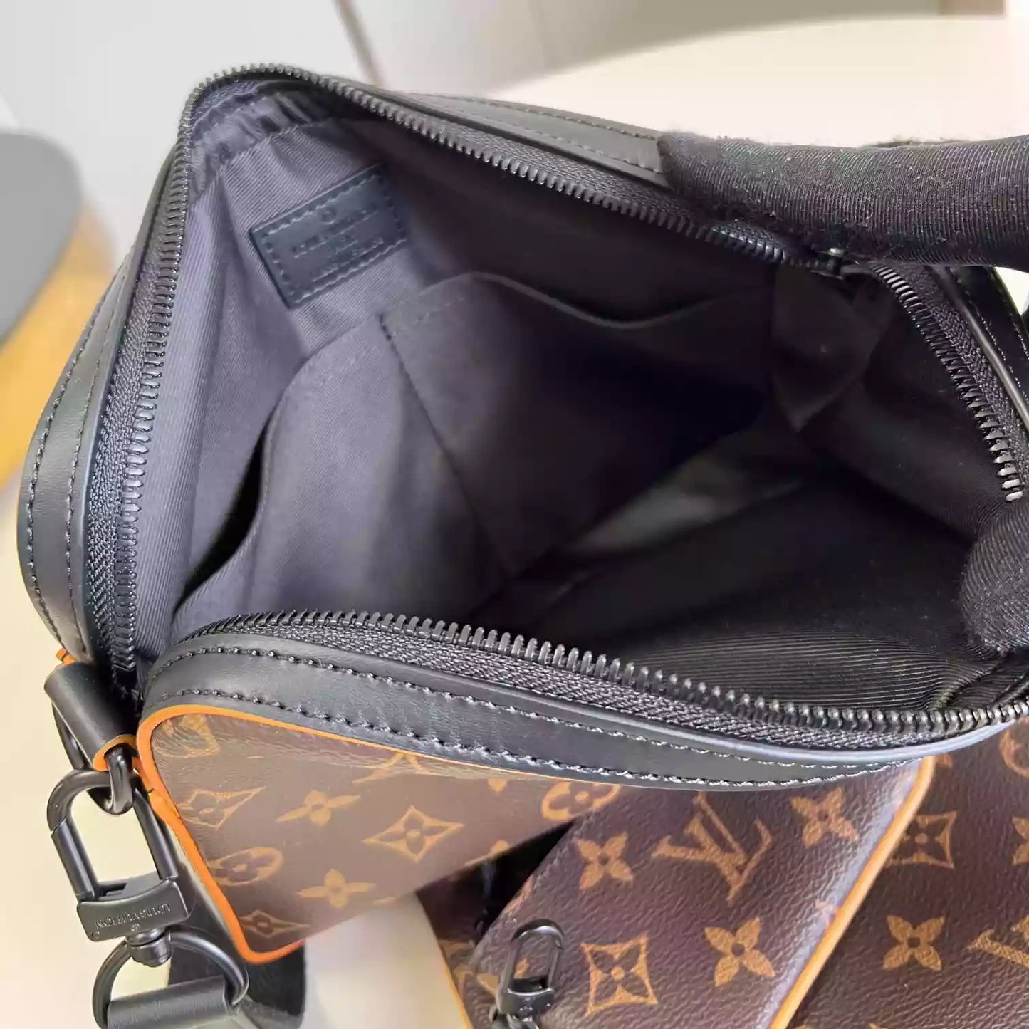 トリオ メッセンジャーバッグ モノグラム マカッサル M46694 – LW453