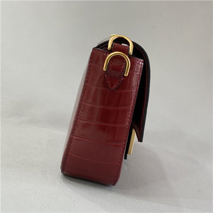 フェンディの象徴的なバゲットバッグ