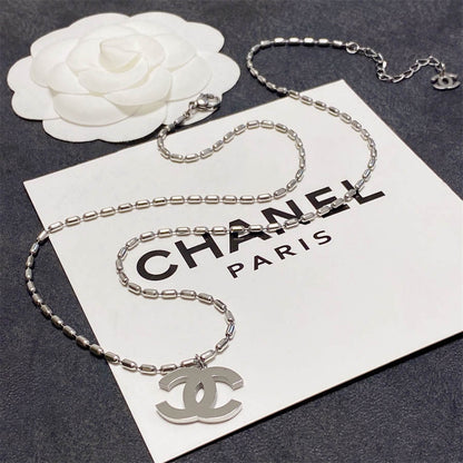 シャネルのシルバーペンダントネックレス