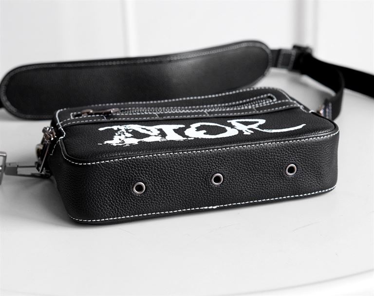 ディオール X ピーター・ドイグ サファリ メッセンジャーバッグ – DIO022