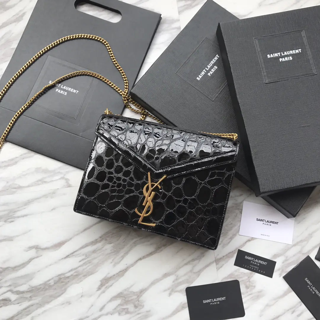 カサンドラ モノグラム クラスプバッグ（クロコダイルエンボス加工シャイニーレザー製）