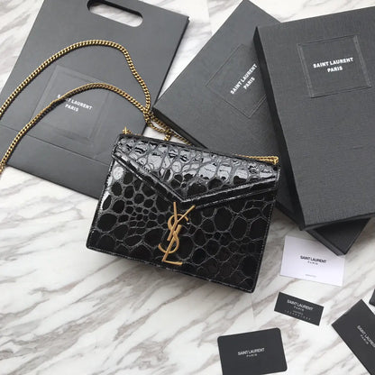 カサンドラ モノグラム クラスプバッグ（クロコダイルエンボス加工シャイニーレザー製）