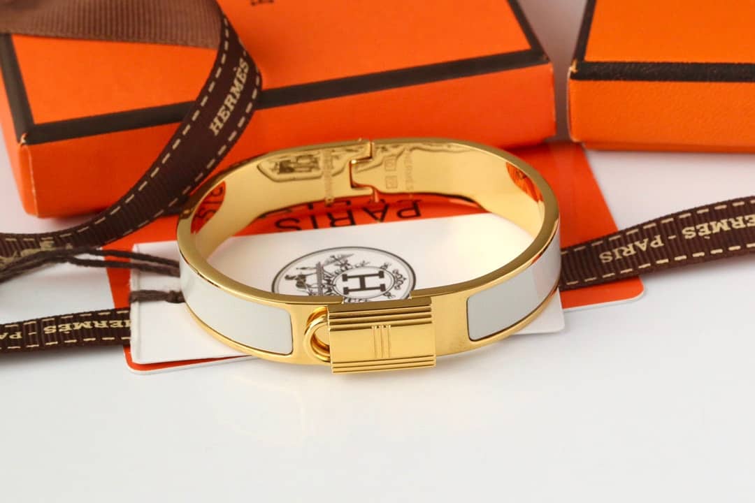 エルメスのロゴ入りブレスレットの偽物
