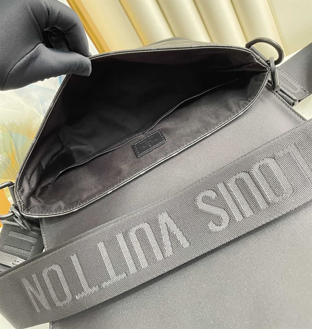 ルイ・ヴィトン ソミュール メッセンジャー モノグラム エクリプス キャンバス – LVB067