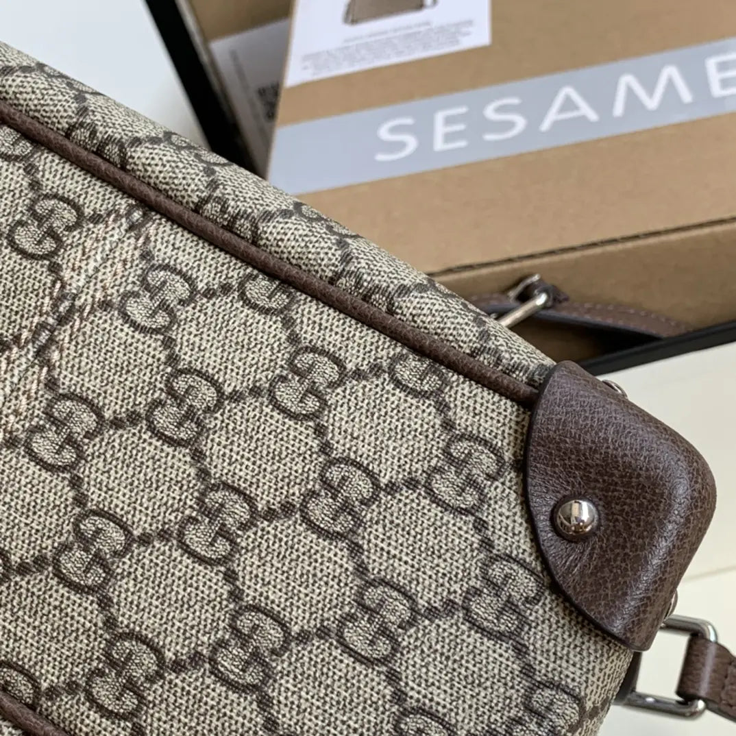 レザーのディテールが施されたGGショルダーバッグ