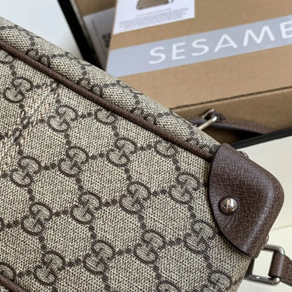 レザーのディテールが施されたGGショルダーバッグ