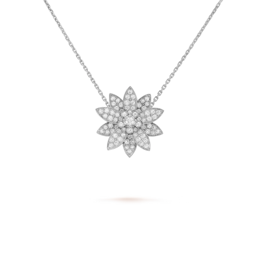 ヴァン クリーフ＆アーペルの新作ロータス ブローチ ペンダント、ミディアム スタイル