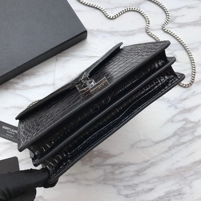 カサンドラ モノグラム クラスプバッグ（クロコダイルエンボス加工シャイニーレザー製）