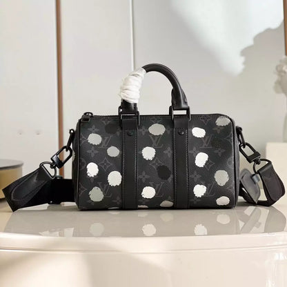 X 草間彌生 キーポル 25 バッグ（ブラック＆シルバー M46406 – LW252）