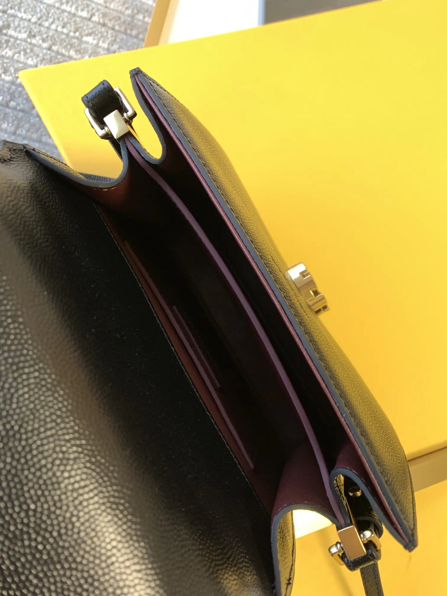 カサンドラ ミディアム トップハンドルバッグ グレイン・ド・プードル エンボスレザー