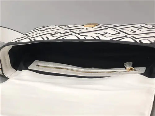 フェンディの象徴的なバゲットバッグ