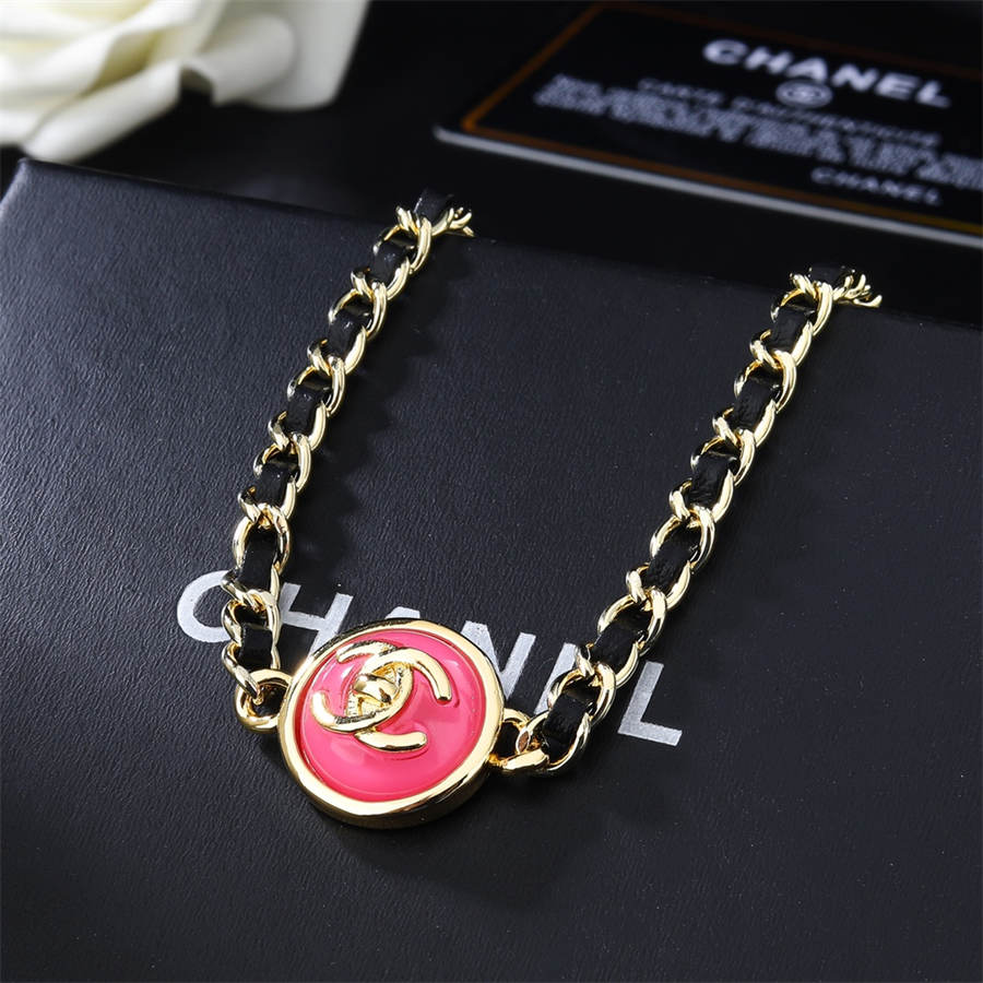シャネルのピンクのラブレザー編み込み鎖骨ネックレス