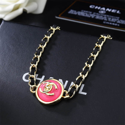 シャネルのピンクのラブレザー編み込み鎖骨ネックレス