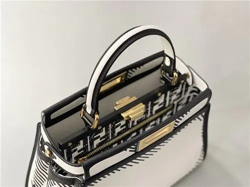 フェンディ ピーカブー アイコニック ミディアムバッグ