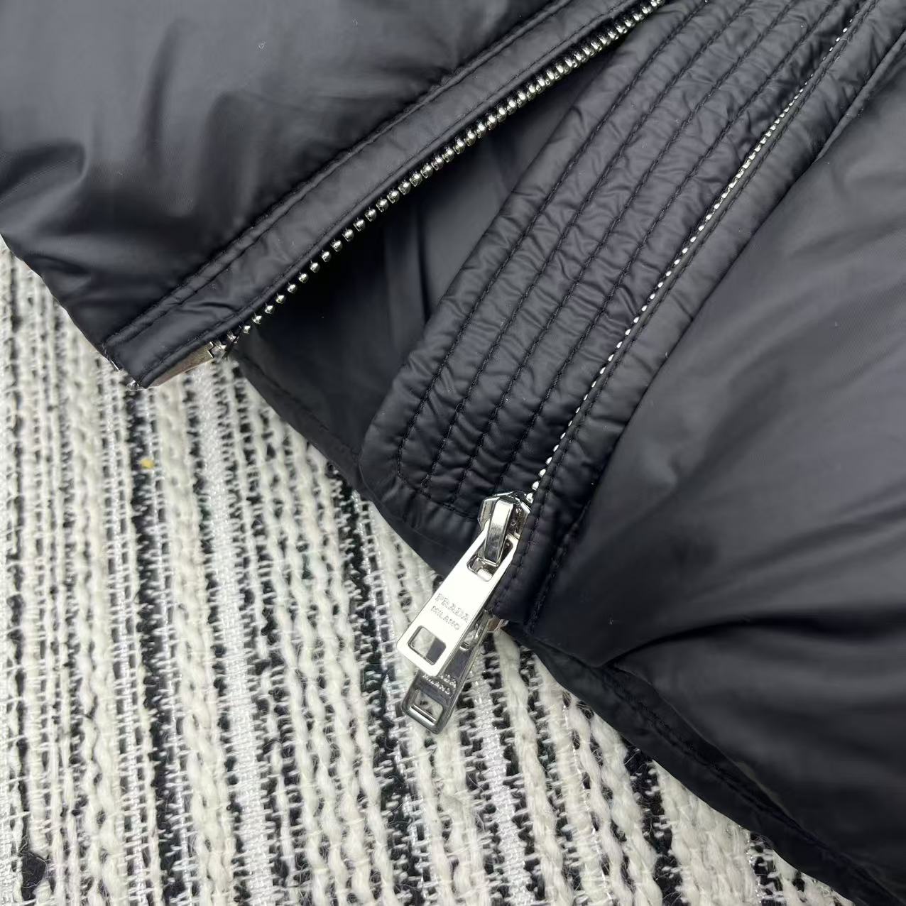 【PRADA旗艦店】ダウンジャケット、ご好評に付き再入荷！