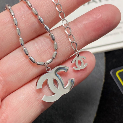 シャネルのシルバーペンダントネックレス