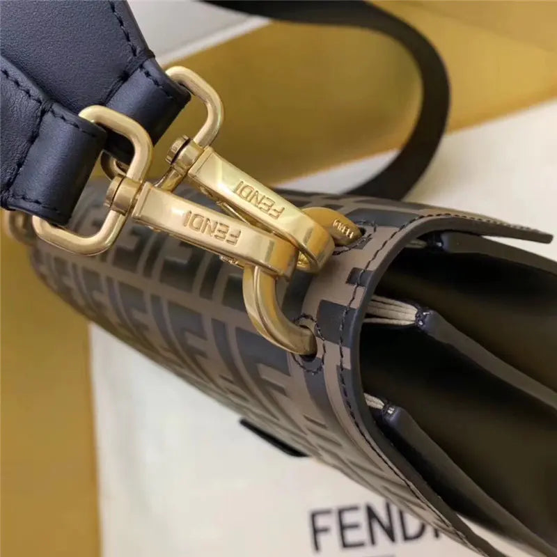 フェンディのショルダーバッグ