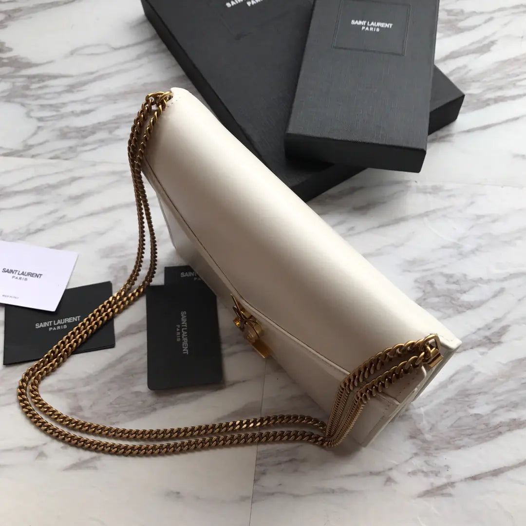 カサンドラ モノグラム クラスプバッグ（オーストリッチ）