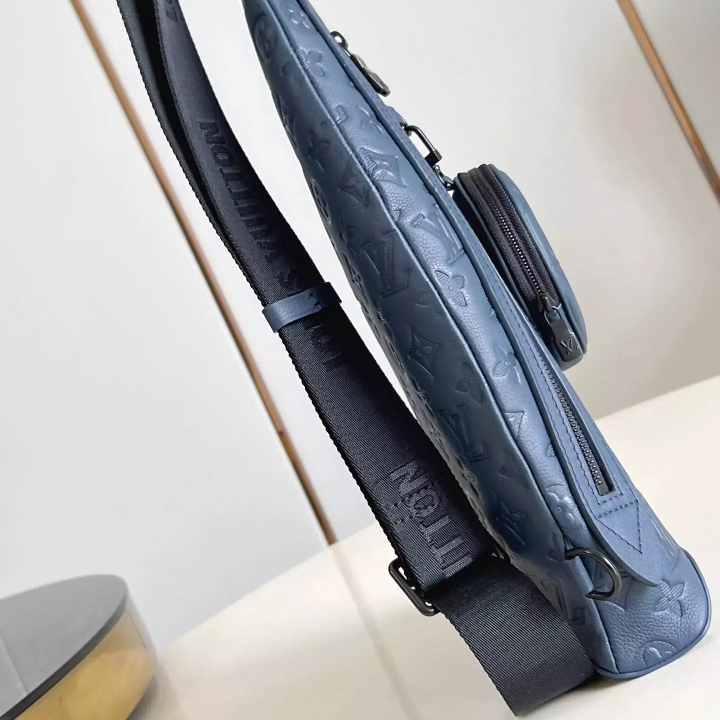 デュオ スリングバッグ ブルー モノグラム シャドウレザー M24467 – LW273