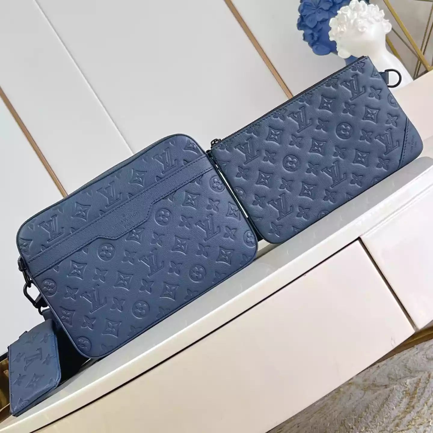 トリオ メッセンジャーバッグ ネイビーブルー モノグラムシャドウ – LW312