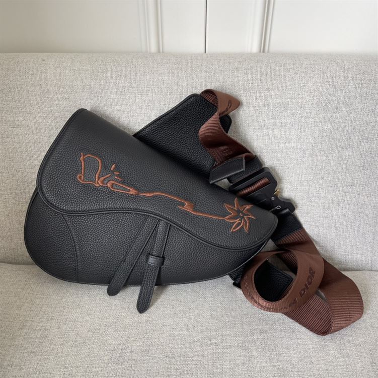 ディオール カクタス ジャック ディオール サドルバッグ ブラック グレインカーフスキン シグネチャー刺繍入り – DIO019