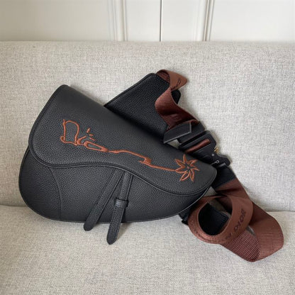 ディオール カクタス ジャック ディオール サドルバッグ ブラック グレインカーフスキン シグネチャー刺繍入り – DIO019