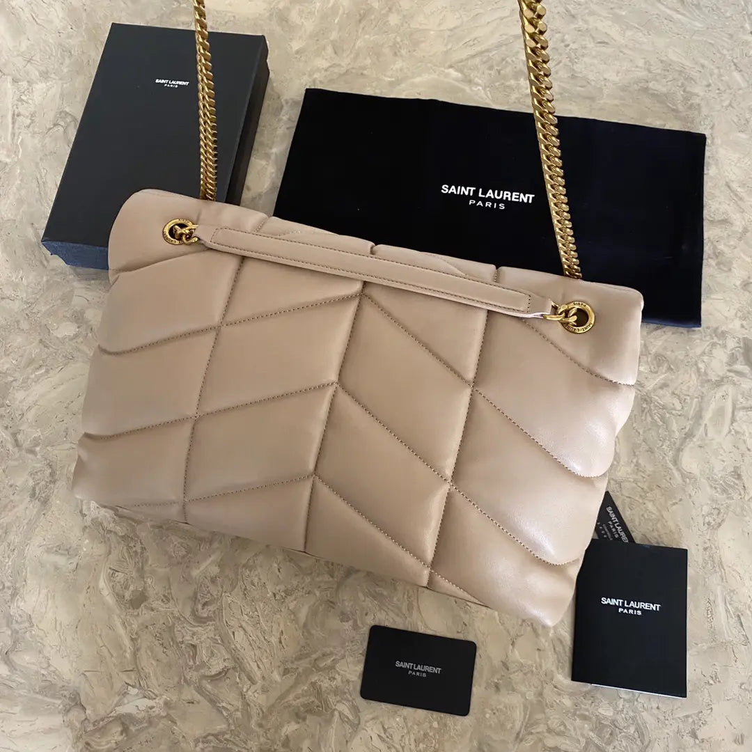 キルティングラムスキンのパファーラージバッグ